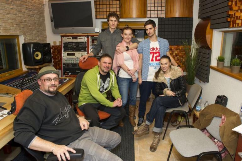 Režie a foto z posledního natáčení - zleva Jirka Dvořák (zvuk), Milan Zerzánek (mastering Oponešice), kapela I.B.I.M. (umělci z pražských muzikálů) plus Kamila Nývltová.