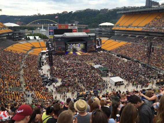 Kenny Chesney na tour s Nexo STM