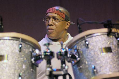 Billy Cobham: Ticho je stejně důležité jako noty, co hrajete - bubenická legenda